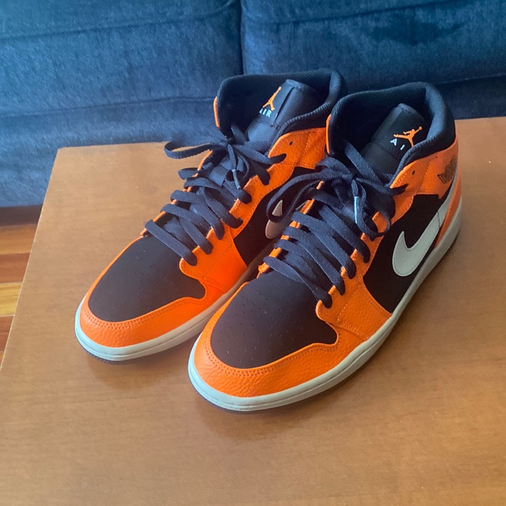 Jordan 1 mids (2018) “black cone”
